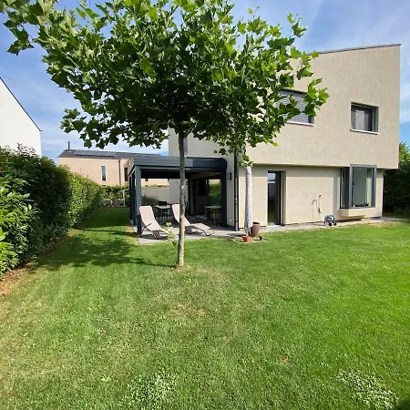Вилла Large House With Generous Garden *